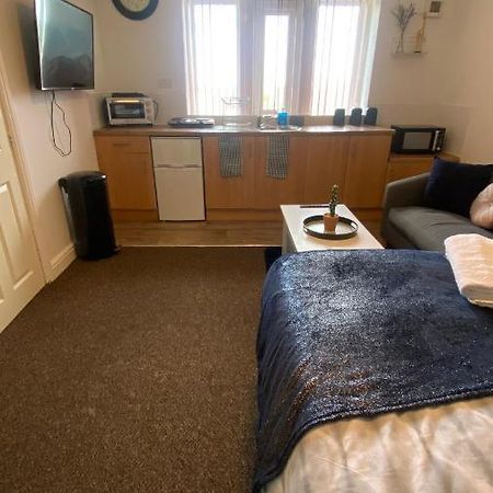 Bv Cosy Studio Eleven At Deighton Huddersfield Apartment ภายนอก รูปภาพ