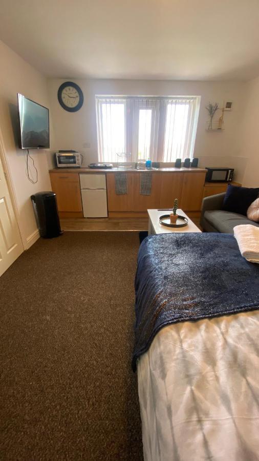 Bv Cosy Studio Eleven At Deighton Huddersfield Apartment ภายนอก รูปภาพ